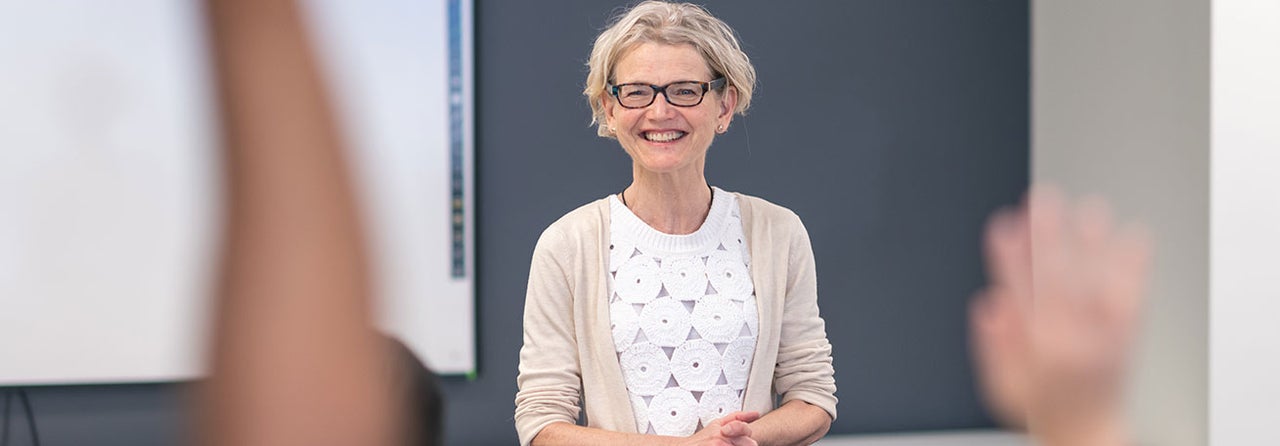 Frau hält ein Seminar