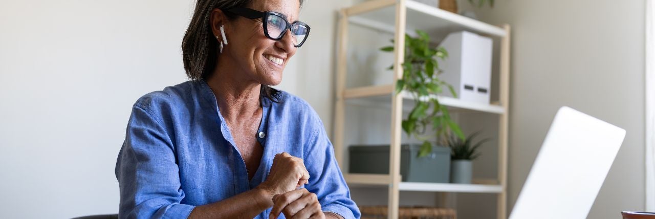 Frau mit Kopfhörern nimmt an Webinar teil