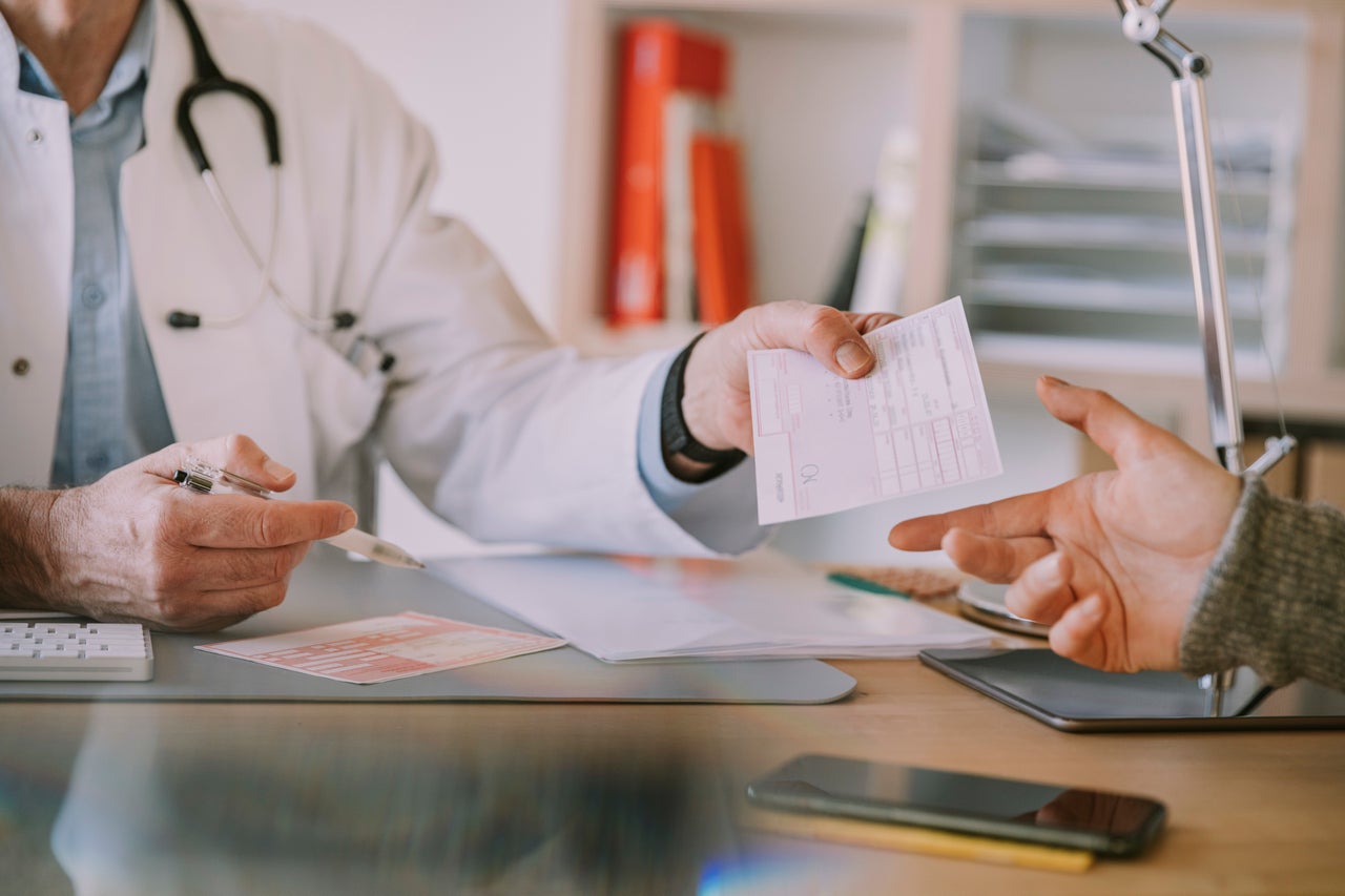 Le médecin délivre une ordonnance