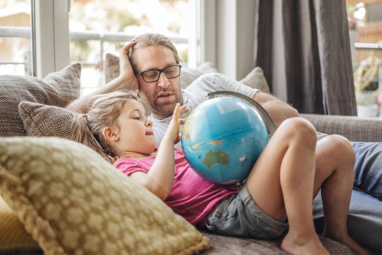 Vater erklärt seiner Tochter einen Globus