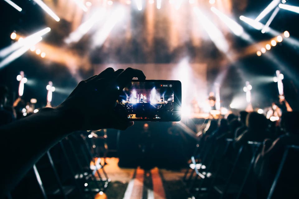 Concert being filmed through an iPhone TR