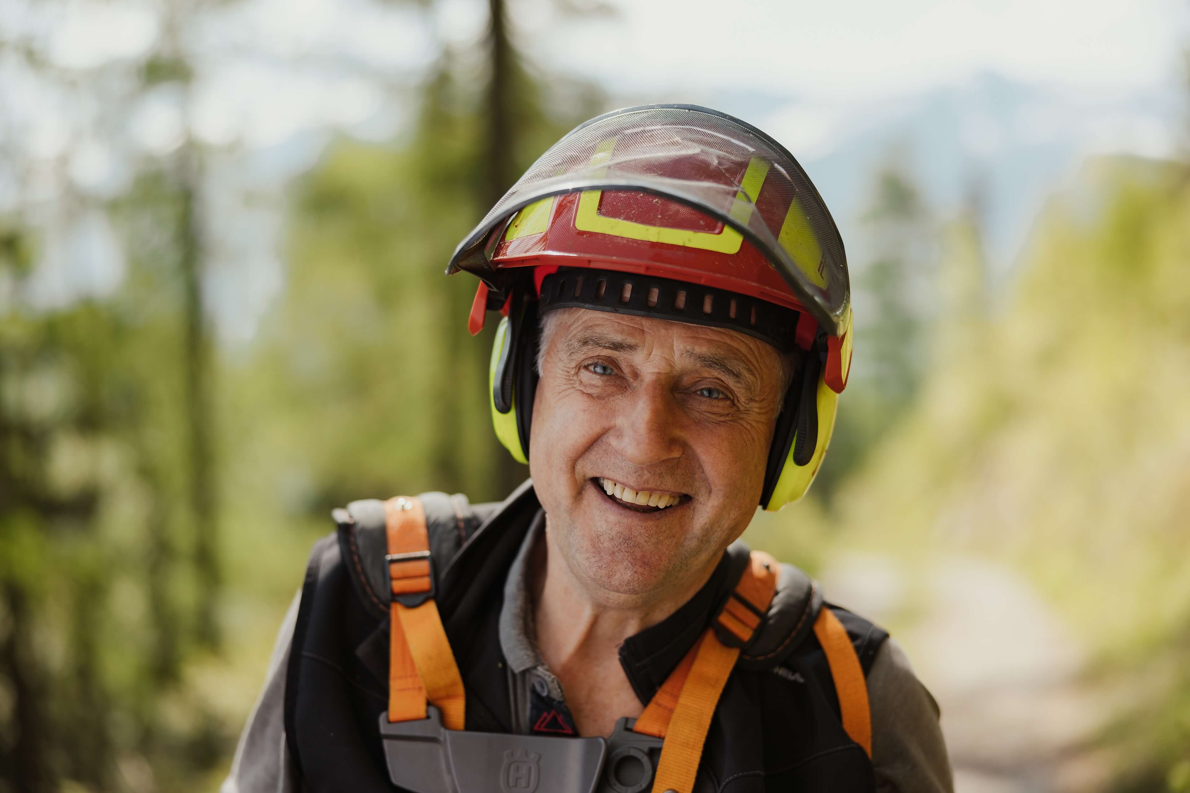 Walter Marcher sorride con casco protettivo e attrezzatura all’aperto