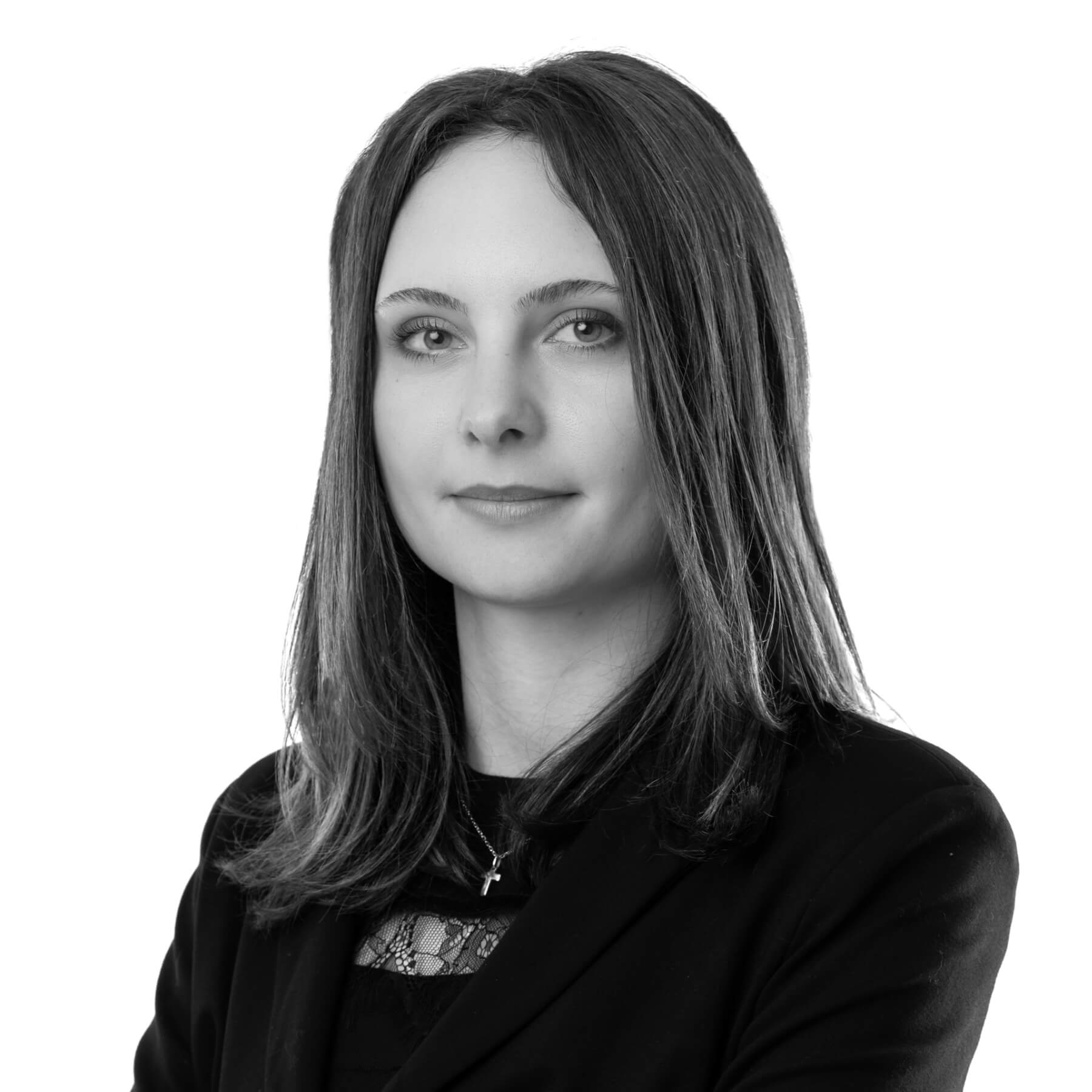 Schwarz-Weiß-Porträt von Angelika, einer jungen Frau mit glattem Haar und formeller Kleidung.