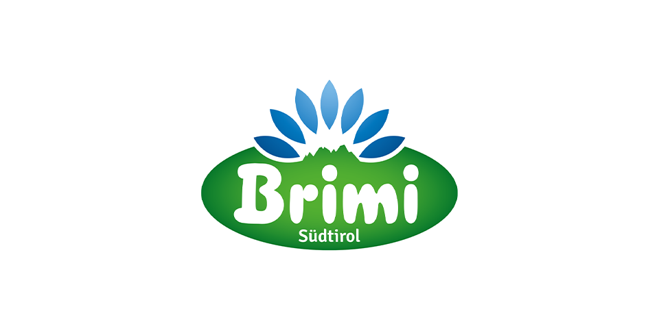 Das Logo der Molkerei Brimi zeigt eine blau-weiße Blume mit Bergen im Hintergrund, den Namen "Brimi" in Grün und den Schriftzug "Südtirol".