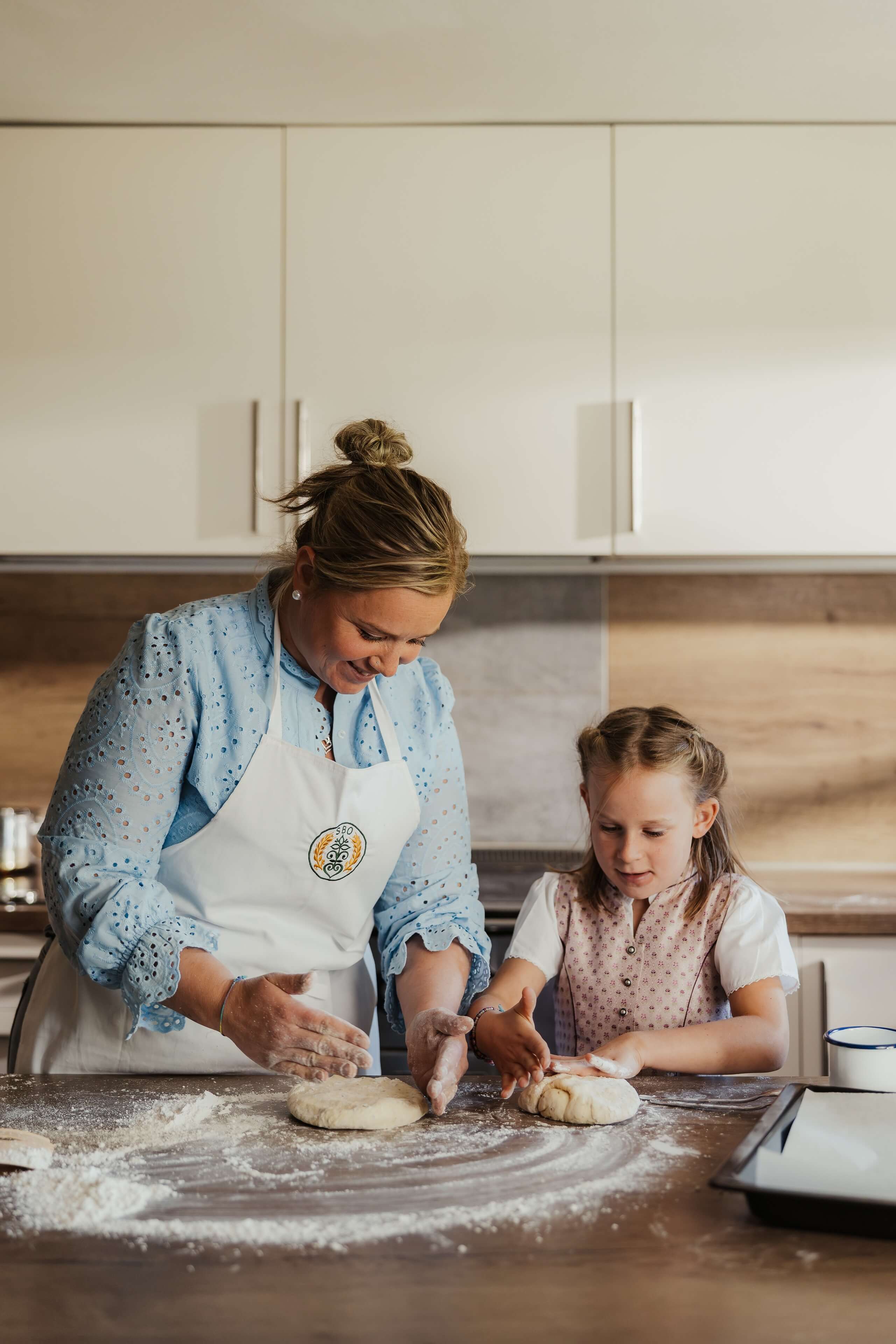 Bettina Kofler e figlia preparano impasto su piano cucina