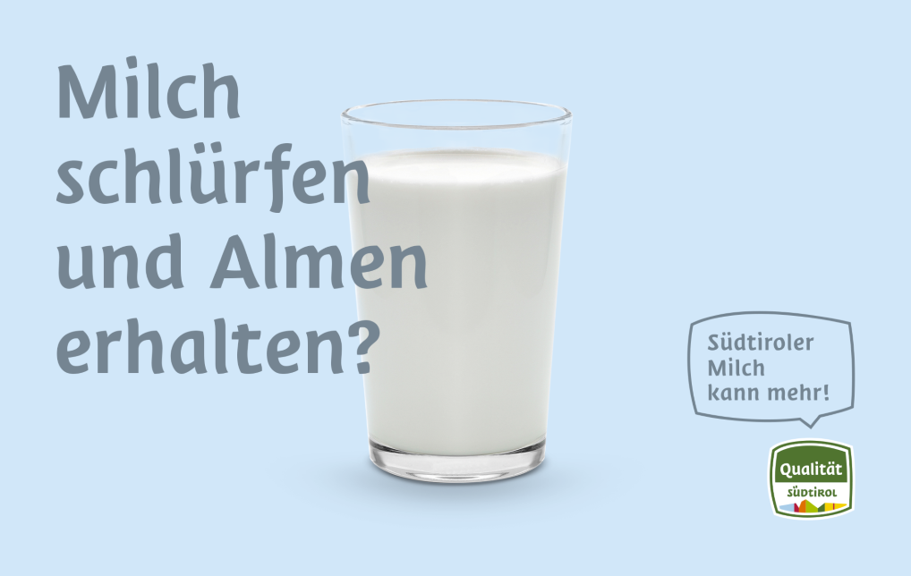 Glas Milch mit Botschaft zum Schutz der Almen in Südtirol.