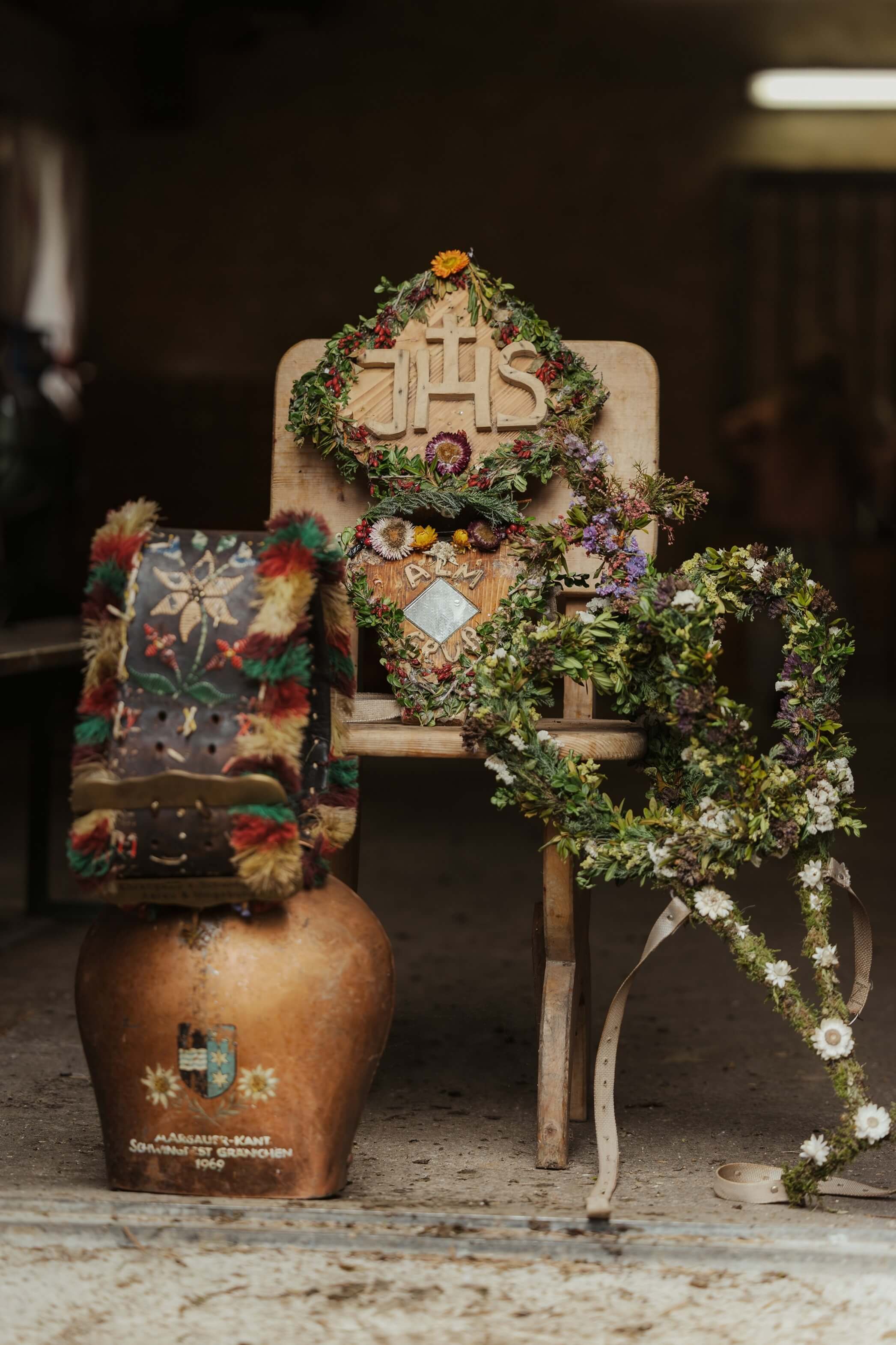 Composizioni tradizionali in legno e fiori appoggiati su una sedia di legno