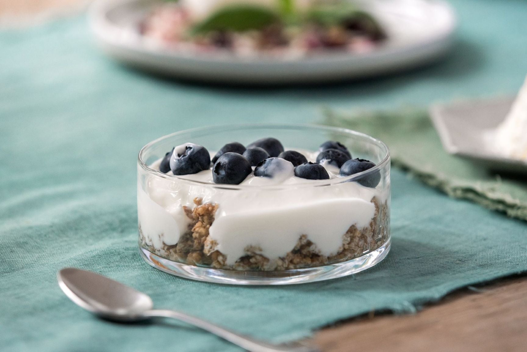 Ein Käsekuchen mit Heidelbeeren.