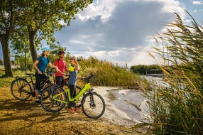 Radfahrer-rasten-am-Ufer-des-Neusiedler-Sees-in-Podersdorf © Oesterreich-Werbung Foto Martin Steinthaler Radfahrer-rasten-am-Ufer-des-Neusiedler-Sees-in-Podersdorf © Oesterreich-Werbung Foto Martin Steinthaler