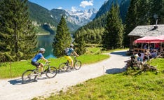 E-Biken-am-Gosausee © Oberoesterreich-Tourismus-GmbH Foto Ralf Hochhauser E-Biken-am-Gosausee © Oberoesterreich-Tourismus-GmbH Foto Ralf Hochhauser