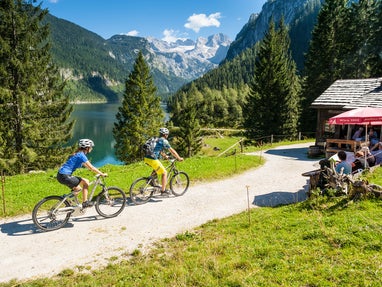 E-Biken-am-Gosausee © Oberoesterreich-Tourismus-GmbH Foto Ralf Hochhauser