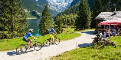 E-Biken-am-Gosausee © Oberoesterreich-Tourismus-GmbH Foto Ralf Hochhauser