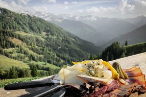 Brettljause-auf-einer-Almhuette-in-der-Region-Grossarl © Lisa Eiersebner Brettljause-auf-einer-Almhuette-in-der-Region-Grossarl © Lisa Eiersebner