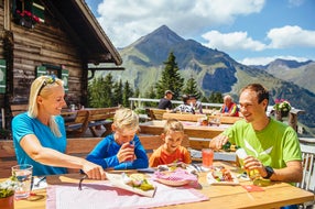 Familie-wandert-auf-der-Mitterastenalm-Rauris © SalzburgerLand-Tourismus