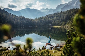 Yoga-am-Reedsee-Bad-Gastein © SalzburgerLand-Tourismus Yoga-am-Reedsee-Bad-Gastein © SalzburgerLand-Tourismus