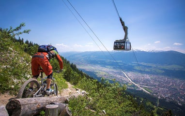 Nordkettenbahn-mit-Blick-auf-Innsbruck-Mountainbike-Singletrail © Innsbruck-Tourismus Foto Tommy Bause