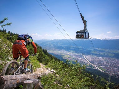 Nordkettenbahn-mit-Blick-auf-Innsbruck-Mountainbike-Singletrail © Innsbruck-Tourismus Foto Tommy Bause