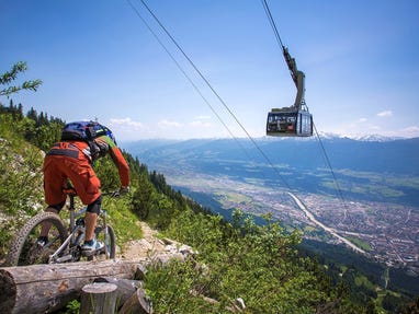 Nordkettenbahn-mit-Blick-auf-Innsbruck-Mountainbike-Singletrail © Innsbruck-Tourismus Foto Tommy Bause Nordkettenbahn-mit-Blick-auf-Innsbruck-Mountainbike-Singletrail © Innsbruck-Tourismus Foto Tommy Bause