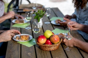 Apfelstrudel-Pause auf der Weinland Steiermark Radtour © Steiermark Tourismus / Tom Lamm