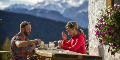 Pärchen auf der Alm © SalzburgerLand Tourismus Foto Wolfgang Watzke Pärchen auf der Alm © SalzburgerLand Tourismus Foto Wolfgang Watzke