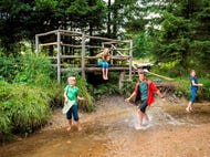 Kinder_im_Mixnitzbach © almenland Foto B. Bergmann Kinder_im_Mixnitzbach © almenland Foto B. Bergmann