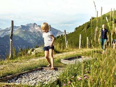 Abwechslungsreicher Barfußweg © MAYA Inspiranto (Tourismusverband Rauris) Abwechslungsreicher Barfußweg © MAYA Inspiranto (Tourismusverband Rauris)