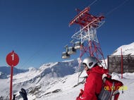 Lyžařský areál Ankogel s lanovkou nad Mallnitz v zimě Lyžařský areál Ankogel s lanovkou nad Mallnitz v zimě