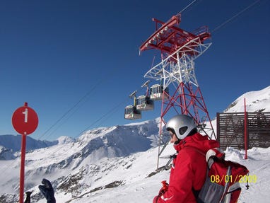 Lyžařský areál Ankogel s lanovkou nad Mallnitz v zimě Lyžařský areál Ankogel s lanovkou nad Mallnitz v zimě