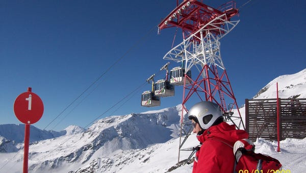 Lyžařský areál Ankogel s lanovkou nad Mallnitz v zimě Lyžařský areál Ankogel s lanovkou nad Mallnitz v zimě