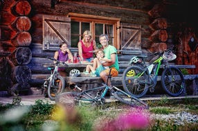 Genussradeln-Familie-Rast-Nassfeld © nassfeld.at Genussradeln-Familie-Rast-Nassfeld © nassfeld.at