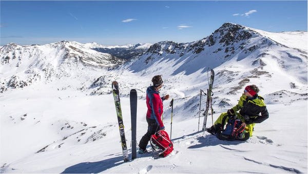 Dva skialpinisté odpočívají na hřebeni v korutanských horách Dva skialpinisté odpočívají na hřebeni v korutanských horách