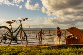 Zwei-Radfahrer-suchen-Abkuehlung-im-Neusiedler-See-bei-Podersdorf © Oesterreich-Werbung Foto Martin Steinthaler