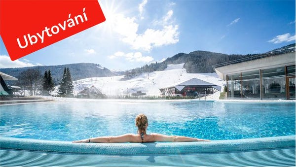 Žena v termálním bazénu v Bad Kleinkirchheimu pod zasněženým svahem, štítek Ubytování Žena v termálním bazénu v Bad Kleinkirchheimu pod zasněženým svahem, štítek Ubytování