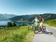 Radfahren mit Blick auf den Zeller See, in Zell am See-Kaprun © Zell am See-Kaprun Radfahren mit Blick auf den Zeller See, in Zell am See-Kaprun © Zell am See-Kaprun