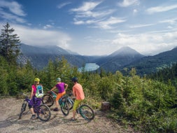 Rast-vom-Mountainbiken-mit-Blick-auf-den-Weissensee © Oesterreich-Werbung Foto Martin Steinthaler - TineFoto