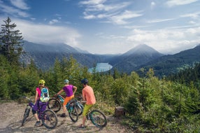 Rast-vom-Mountainbiken-mit-Blick-auf-den-Weissensee © Oesterreich-Werbung Foto Martin Steinthaler - TineFoto