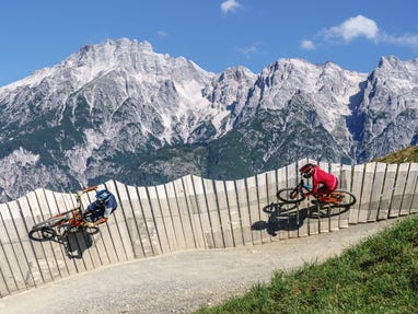 Mountainbike-Abfahrt-ueber-den-Flying-Gangster-Bikepark-Leogang © Oesterreich-Werbung Foto Martin Steinthaler-TineFoto Mountainbike-Abfahrt-ueber-den-Flying-Gangster-Bikepark-Leogang © Oesterreich-Werbung Foto Martin Steinthaler-TineFoto