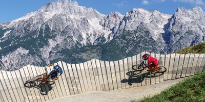 Mountainbike-Abfahrt-ueber-den-Flying-Gangster-Bikepark-Leogang © Oesterreich-Werbung Foto Martin Steinthaler-TineFoto