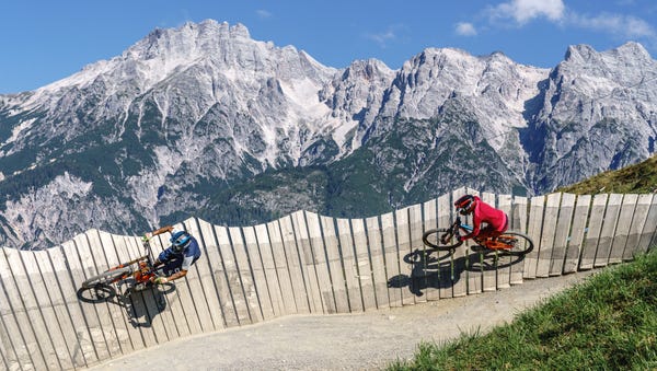 Mountainbike-Abfahrt-ueber-den-Flying-Gangster-Bikepark-Leogang © Oesterreich-Werbung Foto Martin Steinthaler-TineFoto Mountainbike-Abfahrt-ueber-den-Flying-Gangster-Bikepark-Leogang © Oesterreich-Werbung Foto Martin Steinthaler-TineFoto