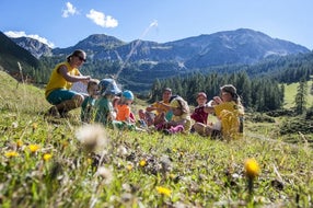 Mit Spaß und Spiel die Natur entdecken © zauchensee.com