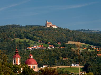 Pöllau mit Schloss Pöllau (unten) und Wallfahrtskirche Pöllauberg © Steiermark Tourismus / Niki Pommer Pöllau mit Schloss Pöllau (unten) und Wallfahrtskirche Pöllauberg © Steiermark Tourismus / Niki Pommer