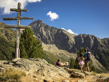 Familie-beim-Wandern-in-Hochoetz © Oetztal-Tourismus Foto Christoph Schoech Familie-beim-Wandern-in-Hochoetz © Oetztal-Tourismus Foto Christoph Schoech