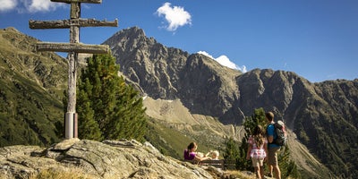 Familie-beim-Wandern-in-Hochoetz © Oetztal-Tourismus Foto Christoph Schoech