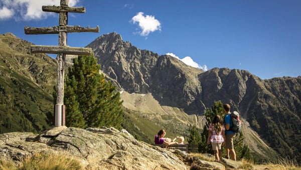 Familie-beim-Wandern-in-Hochoetz © Oetztal-Tourismus Foto Christoph Schoech Familie-beim-Wandern-in-Hochoetz © Oetztal-Tourismus Foto Christoph Schoech