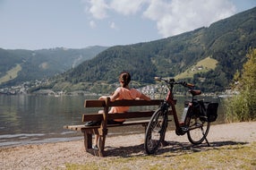 Radfahren-E-biken-am-Ufer-des-Zeller-See © Oesterreich-Werbung Foto thecreatingclick.com