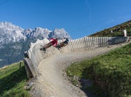 Mountainbike-Abfahrt-ueber-den-Flying-Gangster-Bikepark-Leogang © Oesterreich-Werbung Foto Martin Steinthaler-TineFoto Mountainbike-Abfahrt-ueber-den-Flying-Gangster-Bikepark-Leogang © Oesterreich-Werbung Foto Martin Steinthaler-TineFoto