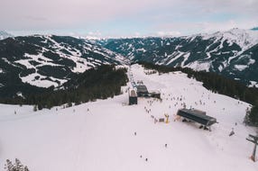 Lyžařské středisko v zasněžených rakouských Alpách Lyžařské středisko v zasněžených rakouských Alpách
