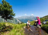 Familie-beim-Wandern-Juifenalm-im-Sellraintal © Innsbruck-Tourismus Foto Helga Andreatta Familie-beim-Wandern-Juifenalm-im-Sellraintal © Innsbruck-Tourismus Foto Helga Andreatta