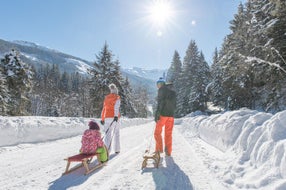 Rodeln auf der Naturrodelbahn bei herrlichem Winterwetter © Fotostudio Creatina (Tourismusverband Rauris)