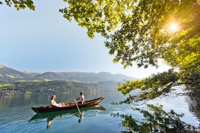 Im-Ruderboot-zu-zweit-ans-naturbelassene-Suedufer-Millstaetter-See © Millstaetter-See-Tourismus-GmbH foto Franz Gerdl